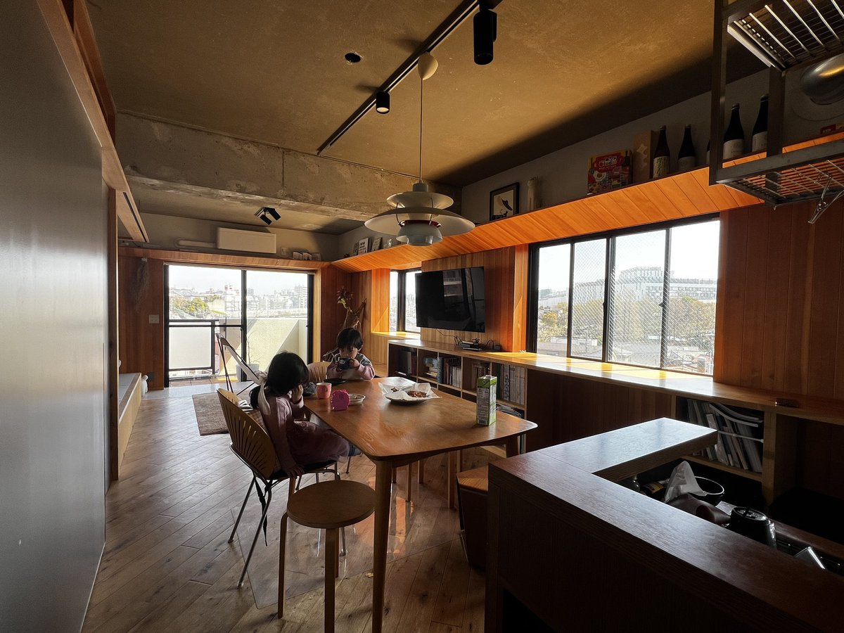 hkrtki's tweet photo. 再発信ありがとうございます！

竣工からもうすぐ4年…

当時はコロナ渦でごく限定的なオープンハウスしか出来なかったので、またオープンハウスやったり色んな方に見てもらいたい！

3→4人家族に増えて、キャラモノやおもちゃも許容しつつ、気持ちよく暮らしてます◎ https://t.co/cVKcObptP8