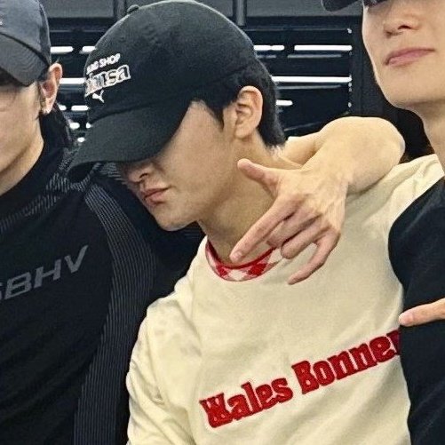 siapa yg mau kasih tau dia klo bentukan dia bareface atau bahkan mukanya gk keliatan jelas aja menurut aku tetep GANTENG paham gk sih 😞