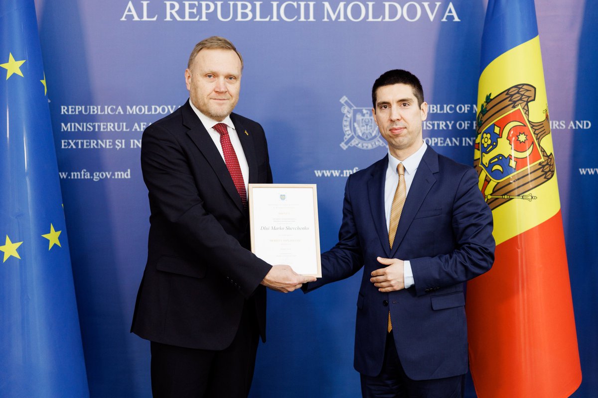 Minister @MihaiPopsoi conferred Moldova's highest diplomatic honor on Ambassador Marko Shevcenko, recognizing his efforts in strengthening 🇲🇩🇺🇦 Moldova-Ukraine relations during challenging times. A true testament to diplomatic dedication @MFA_Ukraine