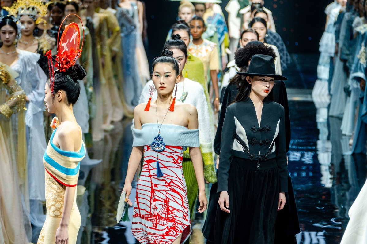 👗👖The 3rd #China Chaoshan International Textile and Garment Exhibition kicked off in #Shantou, #Guangdong province, on Thursday, with a series of intentional procurement contracts reaching a total worth of 16.3 billion yuan ($2.25 billion). #OnInGD 👉bit.ly/3PIxeUi