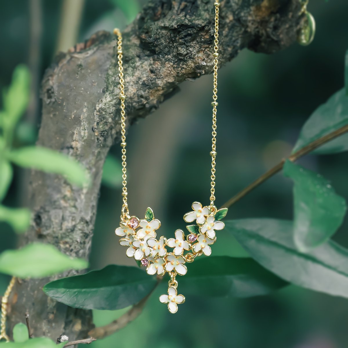 Osmanthus Fragrans Necklace captures the essence of nature and provides a unique and refined touch of luxury.🍃

Shop in the link🔗selenichast.com/collections/os…
#selenichast #selenichastjewel #osmanthusblossom #osmanthusnecklace #flowerjewelry #flowerslovers #cottagecore #naturejewels