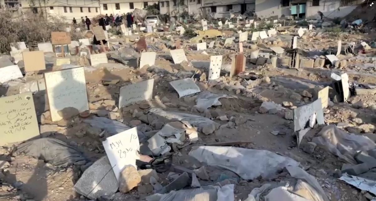 Les images de ce qu'il reste du complexe hospitalier d'Al-Shifa sont ahurissantes...un tas de ruines. Fosses communes, cimetière improvisé, corps gisants encore dans la rue. Se rend-on seulement compte.. (Images Reuters)