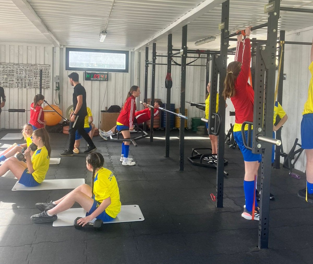 Gym work 💪 Jumping into a session in the gym with the clubs sports science team. Various exercises to improve strength & power. Then it's on to watching the u23's training before lunch. @estorilpraiasad