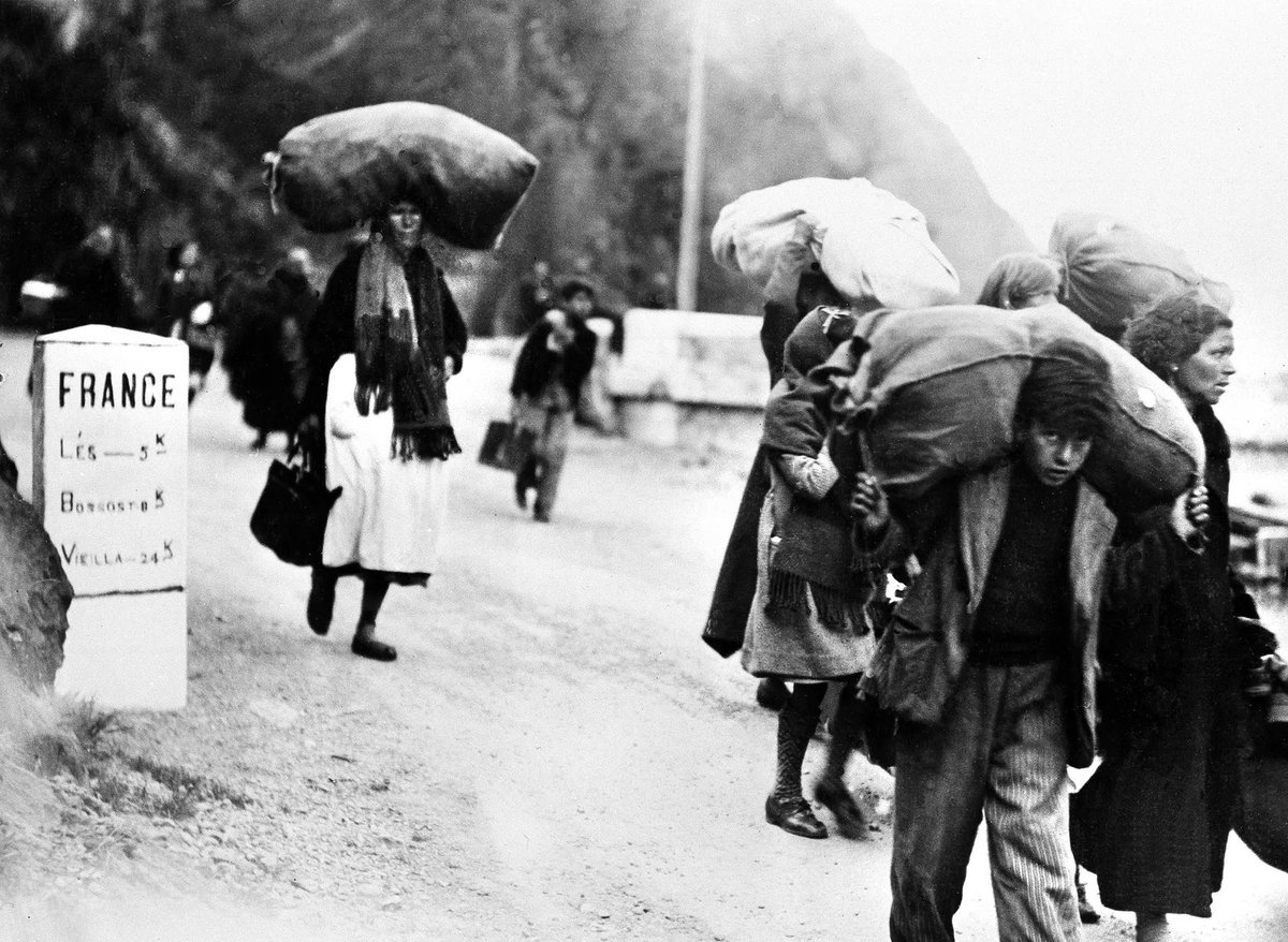 «Die Karte betrachtend sahn wir den klobigen, zerbeulten, geschundnen Leib unsres Landes, den an der Brust abgeschnürten Rumpf und oben Hals und Kopf, ständigen Schlägen ausgesetzt» (ÄdW I, 307): die spanische Republik vor Francos blutigem Sieg, den er am 1. April 1939 erklärte.