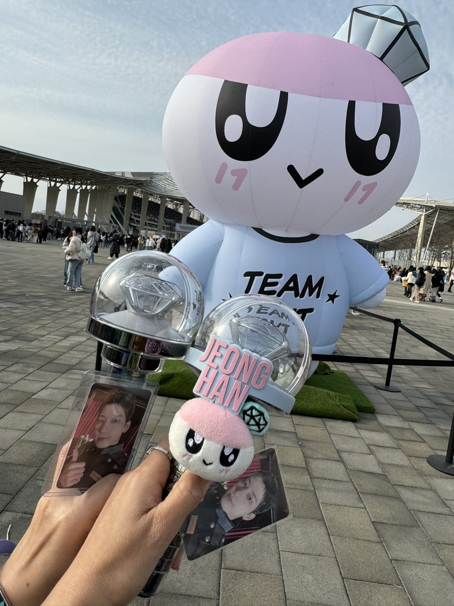 gasvt_13's tweet photo. ドタバタ参戦のFOLLOWアンコン仁川2日目
セブチ13人揃った姿見れて嬉しかった🫶
スタジアム横にステージ作ってくれたおかげで5階席からも近く感じて、開放感やスタジアムならでの演出に全体に見渡せて楽しめたし、トレカもウォヌに交換できて楽しかった♡
#SVT_TOUR_FOLLOW_AGAIN_TO_INCHEON https://t.co/9Muh564Jf7