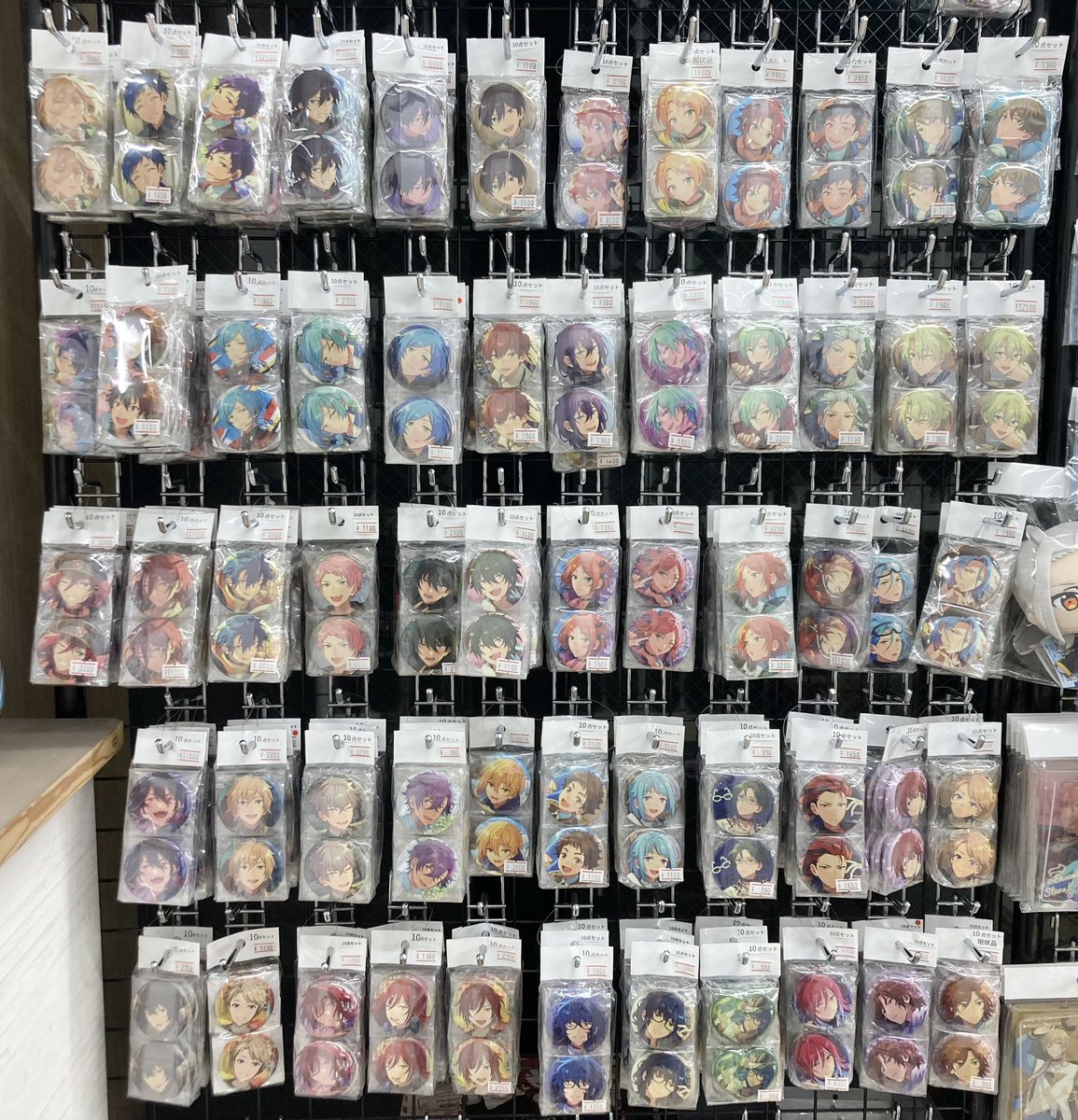 🐨コーナー紹介🐨】 KOALA池袋店では、あんさんぶるスターズの同絵柄缶