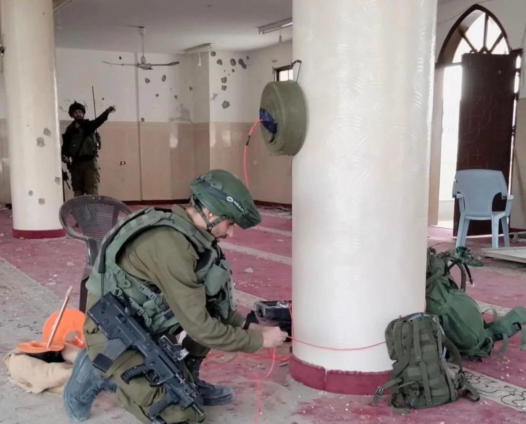 Lolwah_Alkhater's tweet image. #StopGazaGenocideNow 🇵🇸 

🔴This is a mosque 

🔴These are Israeli Occupation Soldiers 

🔴This seems like a preparation to blow the mosque up 

🔴And this is the month of Ramadan 

And yeah by the way they say there was a UN Security Council Resolution that calls for immediate…