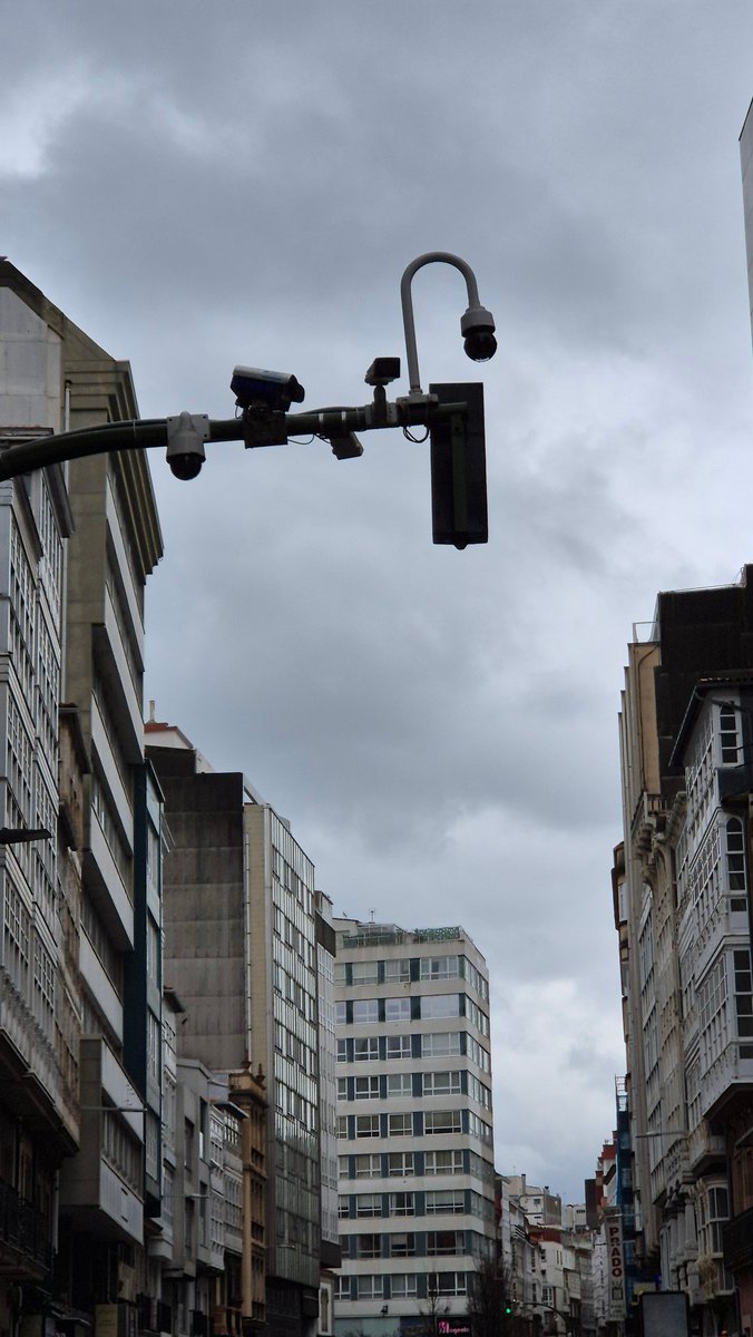 Supéralo si puedes.... 1 Semaforo 5 Camaras... #Coruña #coruñafea