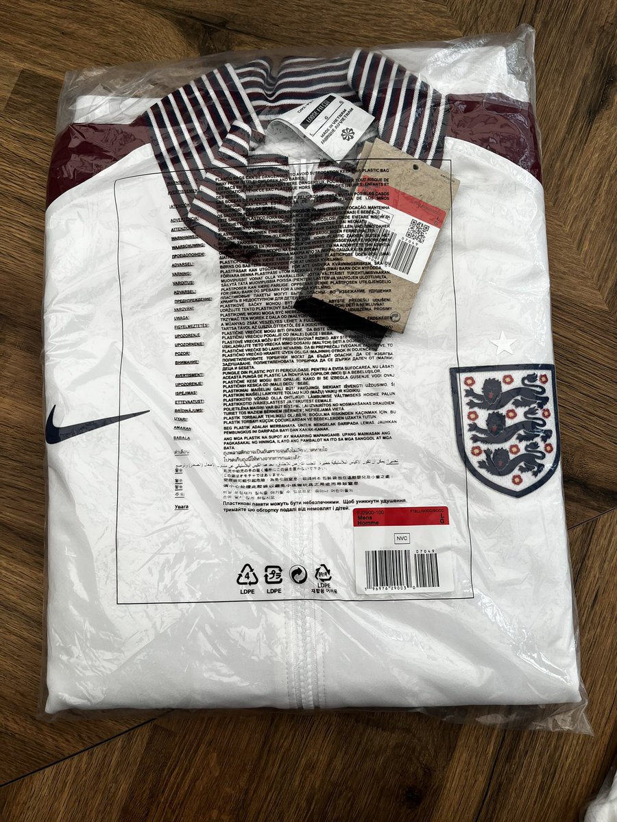 🏆🏆🏆TRIPLE CHANCE RAFFLE🦁 England mega raffle! 3 chances of winning🏆 3 cards here, your entry gets you the same player on all 3 cards. England home authentic(L)🦁 England away authentic(L)🦁 England jacket(L)🦁 £10 square 35 squares🏆🏆🏆