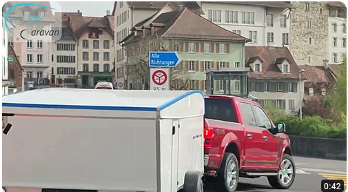 Irgendwann hat er angefangen zu bauen, in einer angemieteten Scheune. Eben wurde der Prototyp abgeholt zur Prüfung und Zulassung.
(ein Wohnwagen, der optimiert ist für e-Autos als Zugfahrzeuge: leichter, weniger Luftwiderstand dank absenkbarem Dach)
youtube.com/results?search…