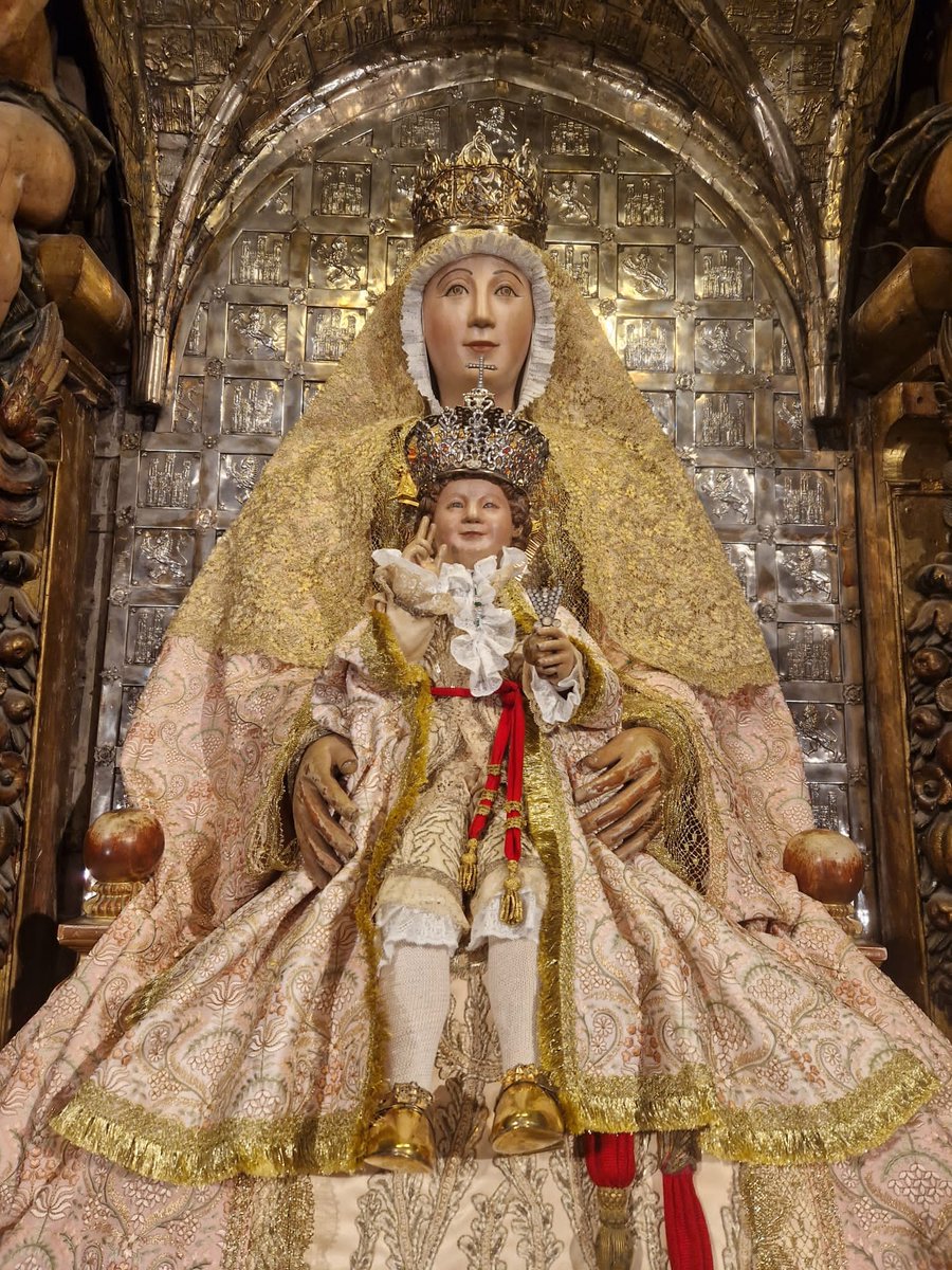 La Virgen de los Reyes ha sido ataviada por las Hermanas de la Cruz para el tiempo de Pascua de Resurrección. Estrena manto de Camarín y mantolín del Niño de estilo otomano, ambos de donación reciente.

#catedraldesevilla #sevilla #pascuaderesurreccion #VirgendelosReyes