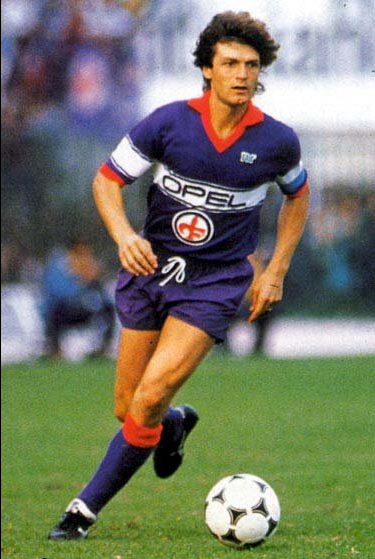mark1960's tweet photo. Ho avuto il piacere di vederti giocare, Buon Compleanno Antonio, Unico Capitano Unico 10 Il ragazzo che giocava guardando le stelle compie oggi 70 anni ⚜💜⚽ #Antognoni #Fiorentina #Firenze #calcio #GiancarloAntognoni #unicocapitano #unico10 https://t.co/wfef5nAYmX