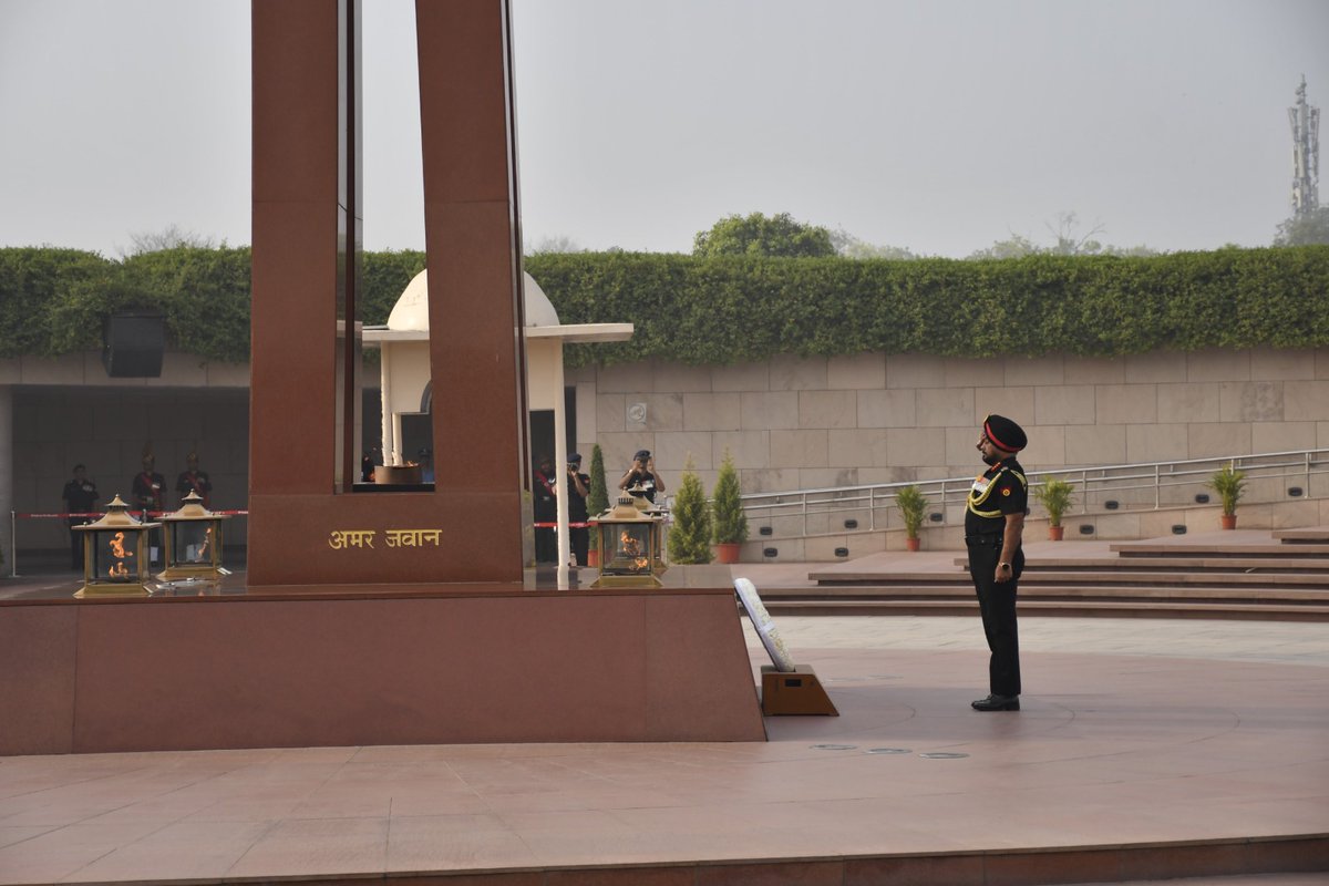 Lt Gen JS Sidana assumed the appointment Director General of Electronics and Mechanical Engineers #DGEME and Senior Colonel Commandant of the Corps #EME from Lt Gen Tumul Varma. On assumption, the General Officer paid homage to the #Bravehearts by laying a wreath at the  #NWM