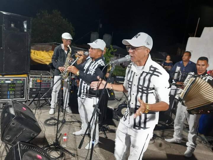 Con la agrupación Huracanes del Caribe abrió la Jornada de la cultura en Santa Rita... Buena aceptación del público que bailó y disfrutó cada tema.. @jiguani21307 @GranmaCultura @cultura jiguaní @MarujaFerr75449