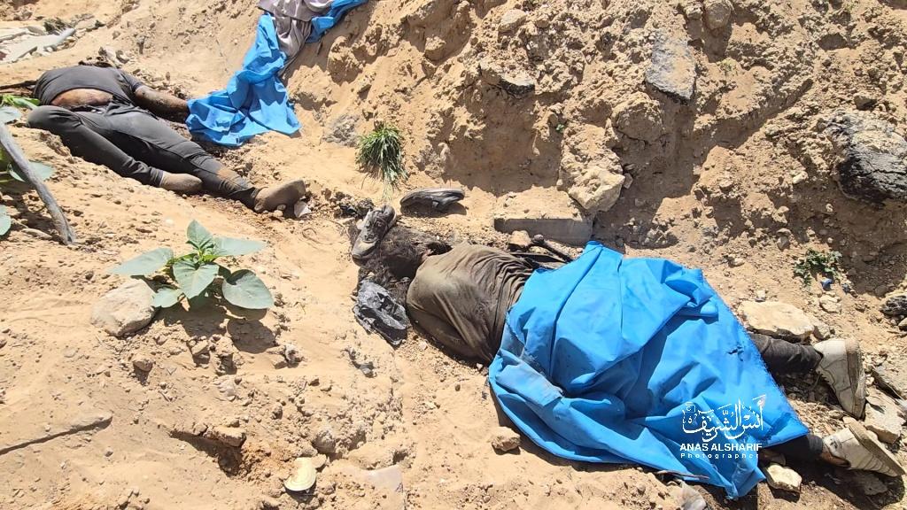 179 يوم للحرب
هذه الصورة التقطها في الشوارع المحيطة لمجمع الشفاء الطبي 
ماذا بعد؟؟؟
حسبنا الله ونعم الوكيل