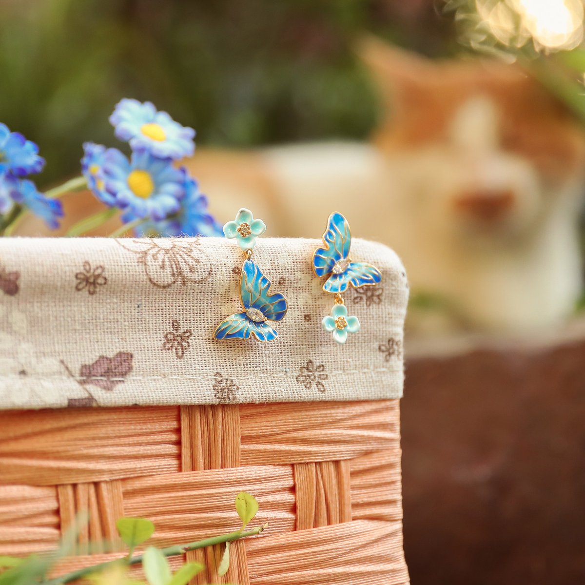 Surround yourself in the beauty of nature with these exquisite Blue Morpho Earrings.

🦋Let the ethereal power of the garden be with you.

Shop in the link🔗selenichast.com/collections/bu…
#selenichast #selenichastjewel #cottagecore  #uniquegifts #inspiredbynature #butterflyearrings