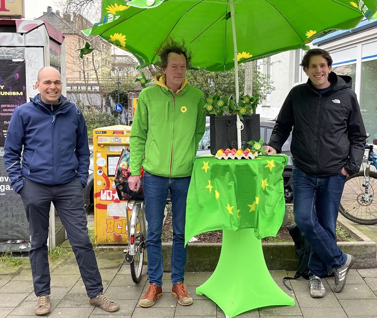 Am Wochenende haben wir noch einmal bunte Ostereier, die klassischen grünen Windräder und Bio-Blumensamen im Stadtbezirk verteilt - diesmal auf der #Birkenstrasse und dem #Dorotheenplatz in #Flingern. Trotz Feiertagsstress blieb dabei auch die Zeit für viele gute Gespräche.