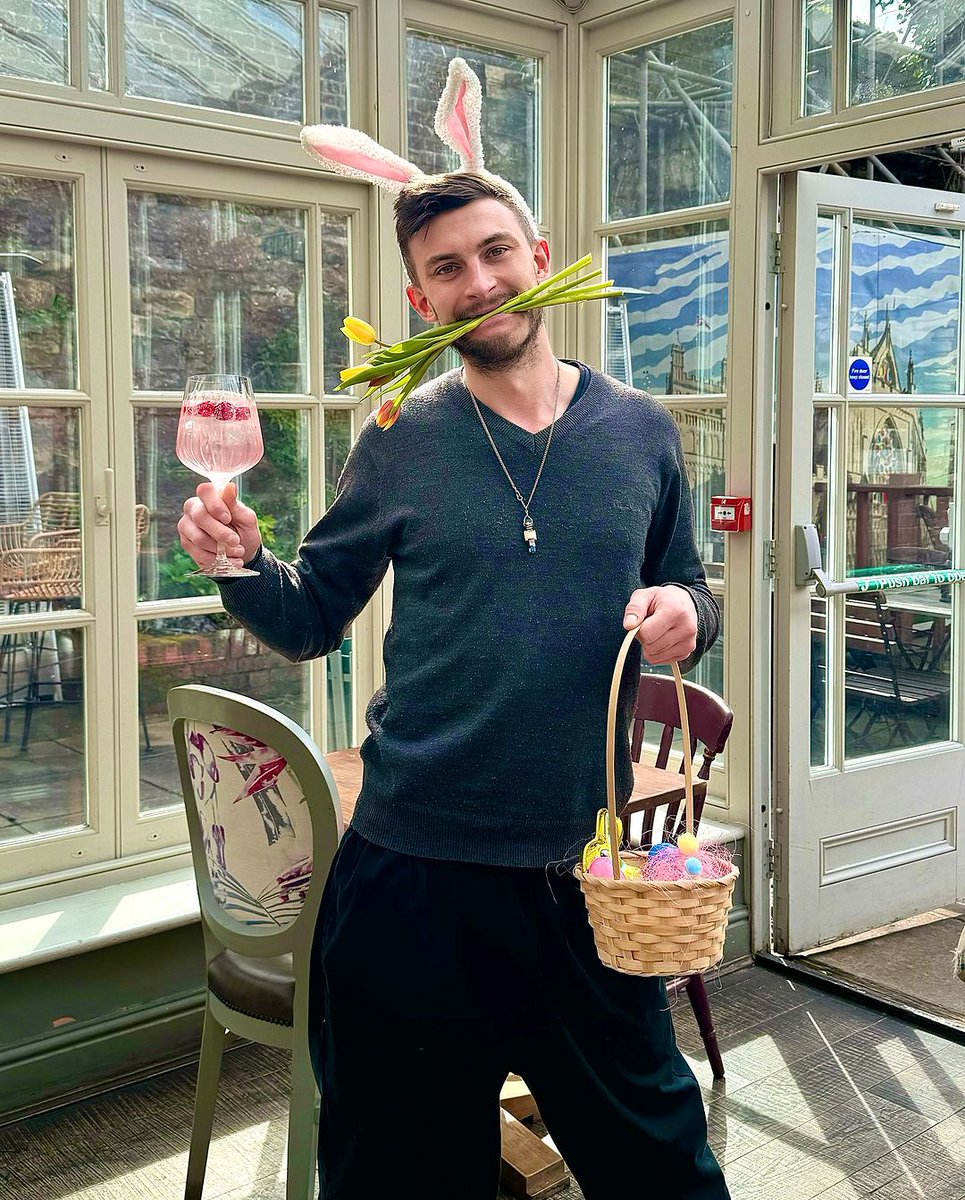 A pinch and (a glass of) punch, it's the first of the month. March you've been a blast, here are your best bits... #YoungsPubs #YoungsPeople #YoungsPubLife
