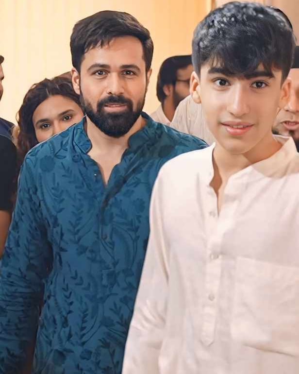 Picture @Emaanhashmi With Son #AyaanHashmi Father And Son 💙🤍 Baba Siddique Iftaar Party . . . . #BabaSiddiqueIftaar #Iftar #emraanhashmi