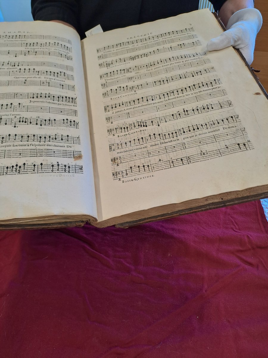 Découverte de partitions d'antiphonaire de Mirepoix et la tragédie lyrique Amadis:J.B. LULLY conservés a Foix par les élèves de l'option chorale du <a href="/CollegeLakanal/">Lakanal</a>.Œuvres déchiffrées grâce à Rolandas MULEIKA. Vive l'Ariège! <a href="/DAACToulouse/">DAAC Toulouse</a> @ariegeledpt @nellyvigne <a href="/MusiqueToulouse/">Education musicale - Toulouse</a>
