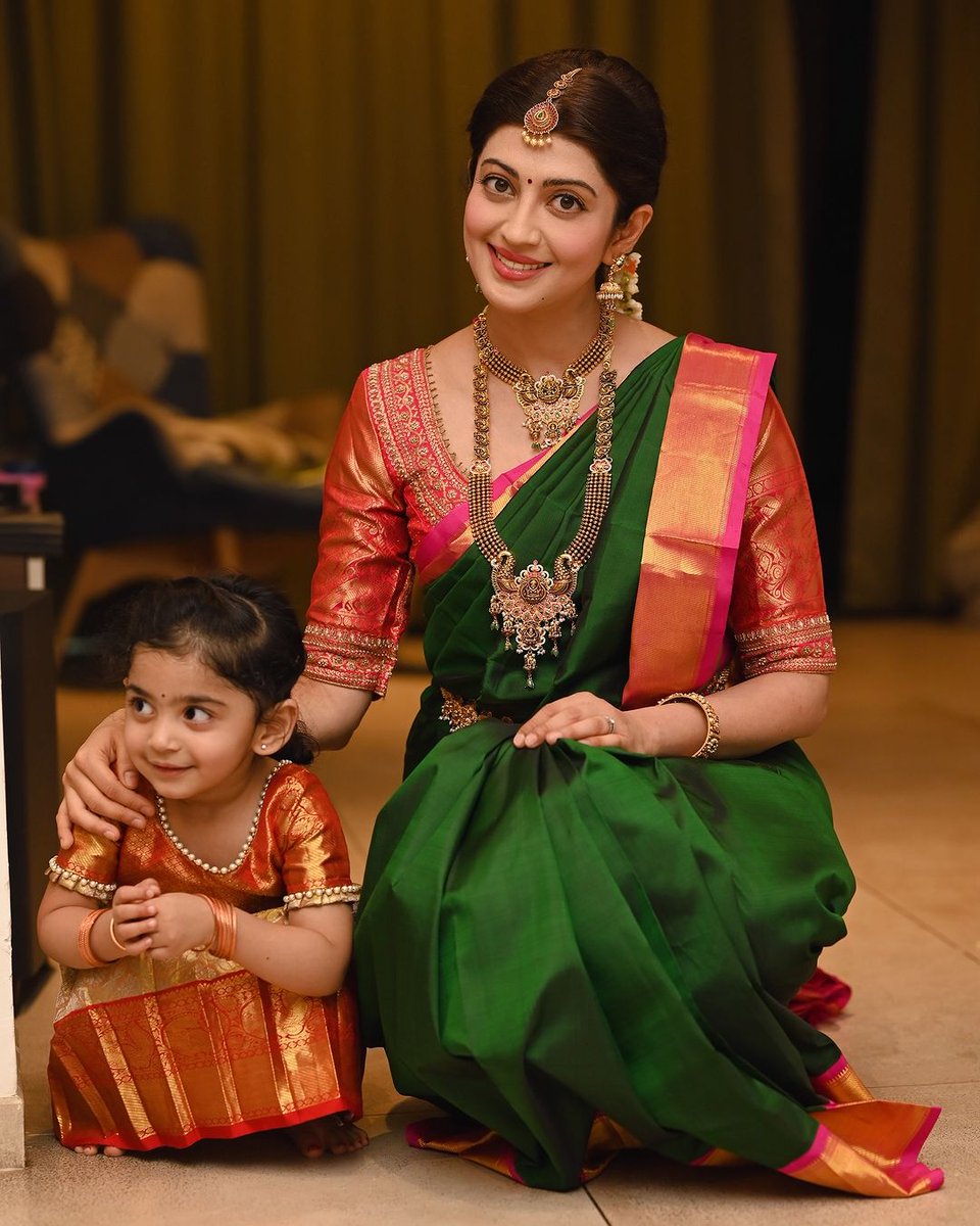 Absolutely adorable! 🥰 @pranitasubhash and her darling daughter look like a picture-perfect duo, radiating cuteness and charm in their traditional attire! 🤗😘 #MomAndDaugther #PranithaSubhash #Pranitha #Traditional #Ragalahari