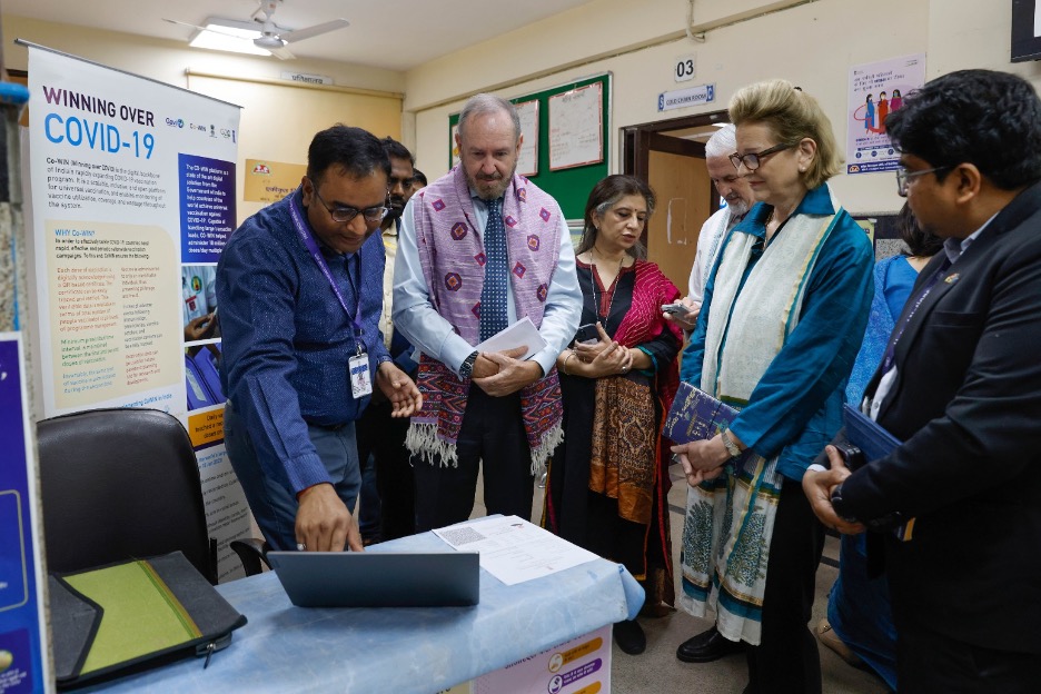 @DMcLachlanK witnessed first hand India’s groundbreaking #eVIN #CoWIN #UWINplatforms for vaccination at a polyclinic in Delhi. With @WiesenC @UNDP_India Res Rep ai, Mr McLachlan-Karr engaged with health workers on the role of digitisation in transforming health services in 🇮🇳