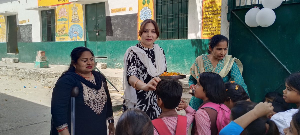RuchiGrgSinghal's tweet photo. नवीन सत्र 2024-2025 का प्रारंभ,छात्रों का स्वागत तिलक लगाकर एवं पुष्प वर्षा करके किया गया😊 खिल उठे बच्चों के चेहरे 😍 #school @ArunKum41302730 @basicshiksha_up @DmMuzaffarnagar @Guptastats92 @bsamzn123 @officer_block @myogiadityanath #new_session https://t.co/hKu8GyQAmI