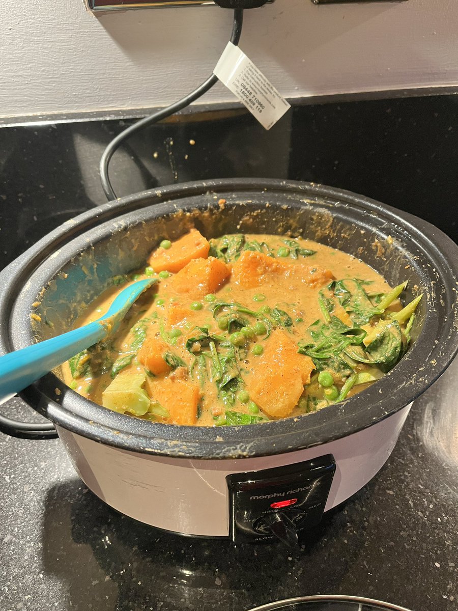 Keeping it vegetarian but could easily adapt with meat. A slow-cooker satay curry packed full of squash, spinach and peas! ⭐️💫 Ingredients and recipe here: vm.tiktok.com/ZGea4tuna/ #WilkoCooks #Homemade #Vegetarian #SlowCooker #OnePanMeal #TwitterSupperClub