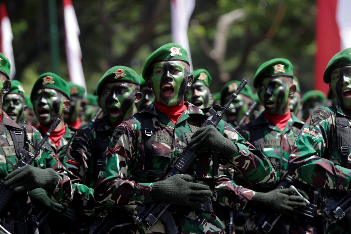Menelusuri kasus penyiksaan warga sipil oleh prajurit TNI di Puncak, Papua. BBC Indonesia mewawancarai warga Puncak, pendeta yang rutin menangani warga korban penyiksaan, ahli yang telah mendalami isu Papua selama puluhan tahun, dan TNI. Sebuah utas 👇 bbc.com/indonesia/arti…