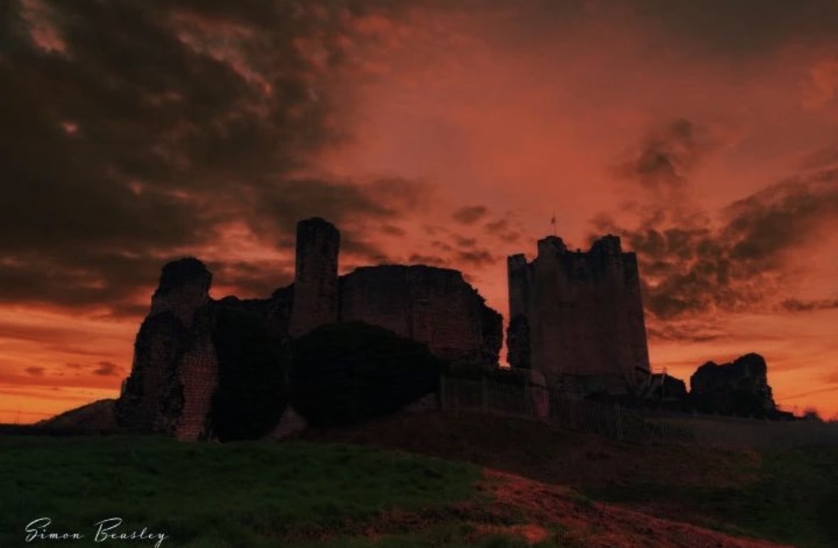 Sunrise - Conisbrough Castle, England
© Si