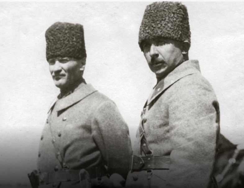Düşman, binlerce ölüsüyle doldurduğu savaş meydanını silâhlarımıza terk etmiştir. Batı Cephesi Komutanı İsmet Ankara, 1.4.1921