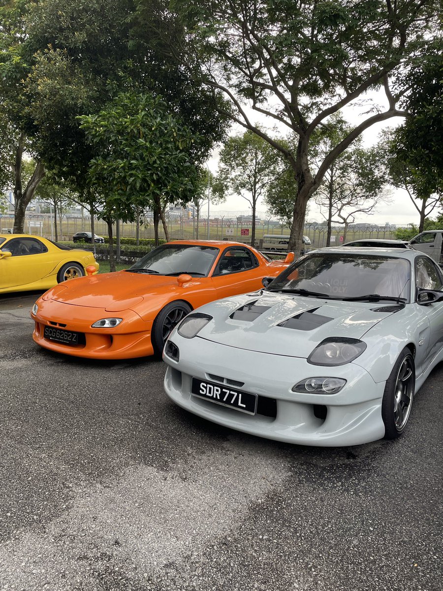 vale460307's tweet photo. これは先日シンガポールへ出張に行った際の写真です。憧れの車がズラリ…
#rx7 https://t.co/X97FCQk6gR