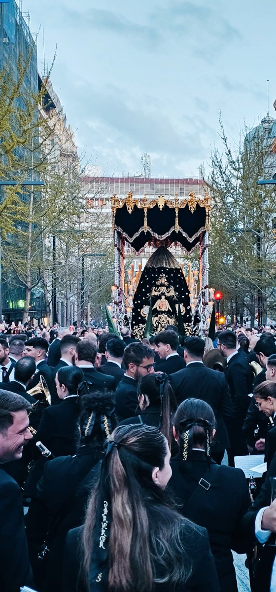 Afortunadamente sí pudimos disfrutar al completo de <a href="/RedencionySalud/">Hermandad Salesiana de Redención y Salud</a> y <a href="/hdadferroviaria/">Hermandad de los Ferroviarios (Oficial)</a> aunque tristemente apareciera de nuevo la lluvia en el regreso.
👇Hilo