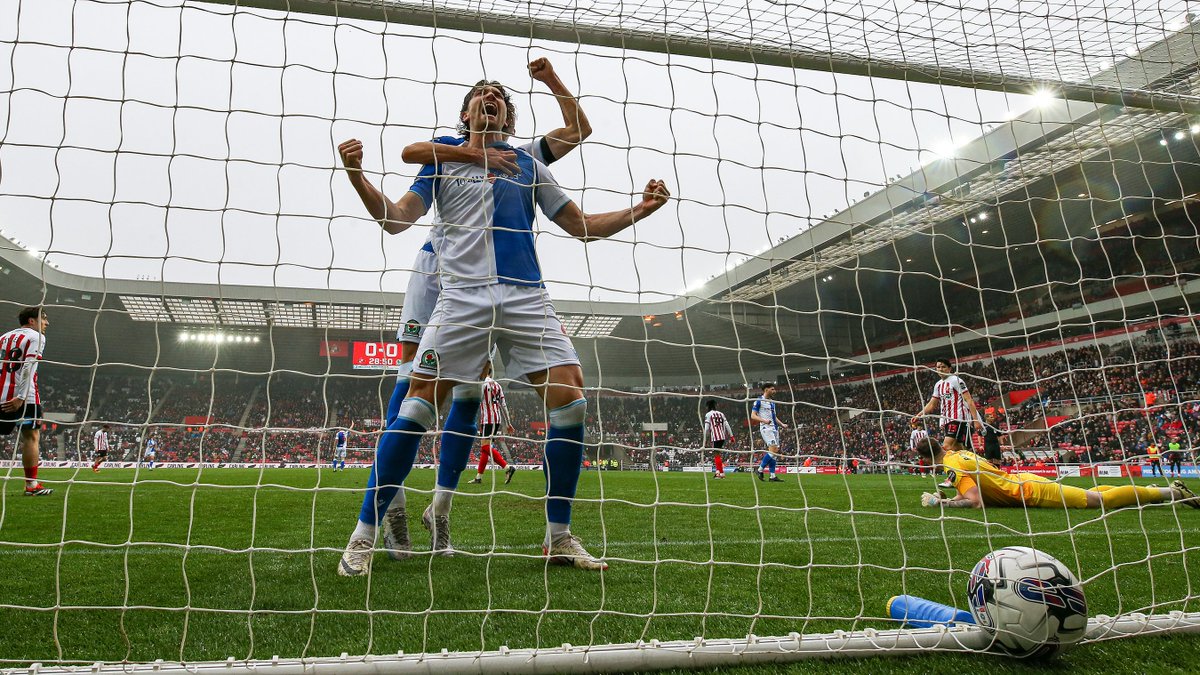 📸 'Football Pictures That Go Hard' @hardfootypix | #SUNvROV | #Rovers 🔵⚪️