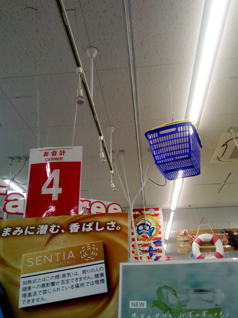 VRkaIYtZqRYI2hG's tweet photo. #スーパーのカゴ #ディスカウントストアのカゴ #大和産業 #SL20
#津桜橋店 #ドン・キホーテ
#メガドン・キホーテ
#三重県津市 #2024年4月1日
3日ぶりに来たら、天井に『トンペン色?」らしきSL-20と思われる買ものカゴが吊るされていた‼️😮。 https://t.co/AHR2PbWpsl