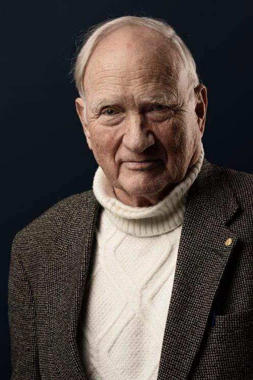 AndreGAP's tweet photo. JOHN CLAUSER, GANHADOR DO PRÊMIO NOBEL DE FÍSICA DE 2022: 
"Posso afirmar com muita confiança que NÃO há emergência climática."
"Por mais que isso possa incomodar muitas pessoas, minha mensagem é que o planeta NÃO está em perigo.
... o CO2 atmosférico e o metano têm efeito insignificante sobre o clima.
As políticas que o governo vem implementando são totalmente desnecessárias e devem ser eliminadas.
Até agora, [nós] identificamos de forma totalmente equivocada qual é o processo dominante no controle do clima, e todos os vários modelos são baseados em uma física incompleta e incorreta.
O processo dominante é "o mecanismo do termostato nuvem-luz solar-reflexividade".
As nuvens são todas brancas e brilhantes e refletem 90% da luz solar de volta ao espaço, o que as torna o aspecto mais importante, porém mais negligenciado, do sistema climático.
Dois terços da Terra são oceanos. Somente o Oceano Pacífico corresponde à metade da Terra.
A cobertura média de nuvens na Terra é de 67%; cerca de 50% sobre a terra e 75% sobre os oceanos.
Afirmo que as propriedades evidentes das nuvens acima são a parte que faltava no quebra-cabeça.

Posso afirmar com muita confiança que não há emergência climática".
https://t.co/vLrBroGctS