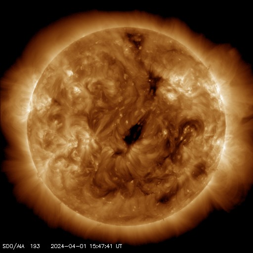 _SpaceWeather_'s tweet image. A transequatorial coronal hole is facing Earth. Enhanced solar wind could arrive in ~3 days - Follow live on spaceweather.live/l/ch