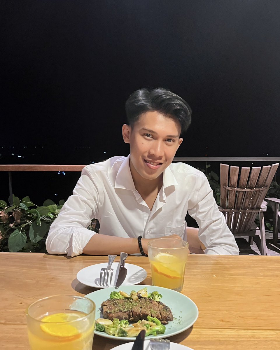 mangofloatkfc's tweet photo. Semua yang aku minta ke Allah tentang lelaki yang aku semogakan buat jadi suami aku, Alhamdulillah dikabulkan. Maha Baik Allah, lelaki ini selain baik budi dan hatinya, baik juga rupa nya.. alias ganteng bangettt suami aku mashaAllah❤️ https://t.co/URCm7GSWlU