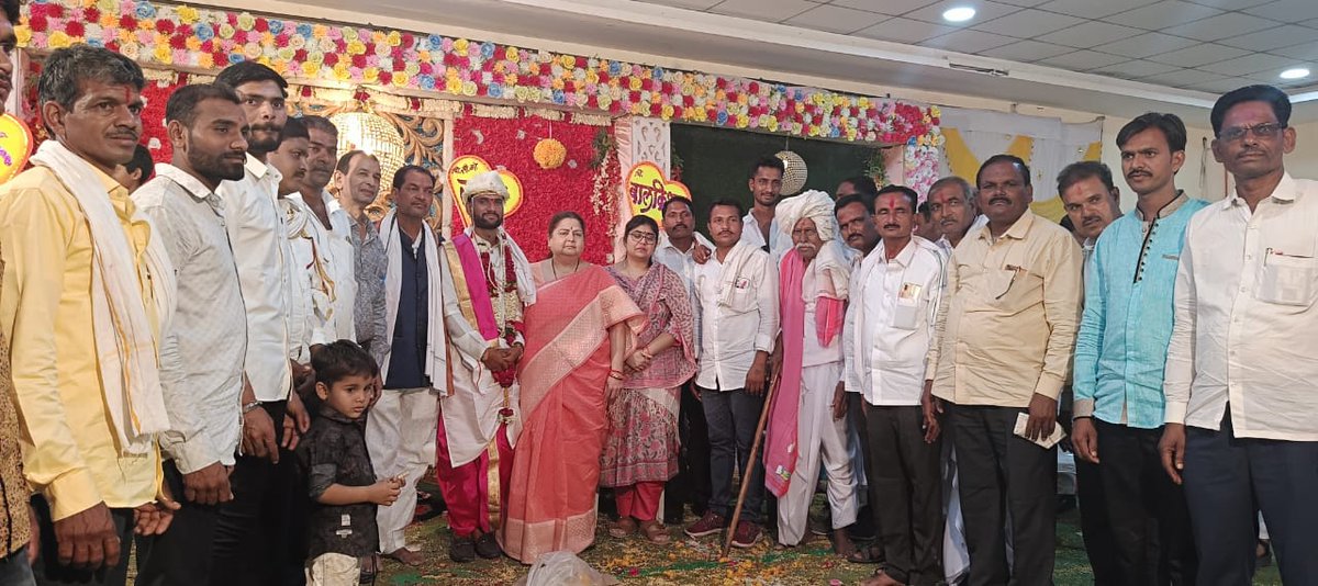SreejayaAChavan's tweet photo. माजी मुख्यमंत्री खा. अशोकराव चव्हाण साहेब व माजी आमदार सौ. अमिताताई अशोकराव चव्हाण यांचे सहकारी रमाकांत बांद्रे यांच्या दोन्ही कन्या चि.सौ.कां. वर्षा आणि चि.सौ.कां. राणी यांच्या शुभविवाहास उपस्थित राहून नवदांपत्यास शुभेच्छा दिल्या. https://t.co/5m3hS7dIZD