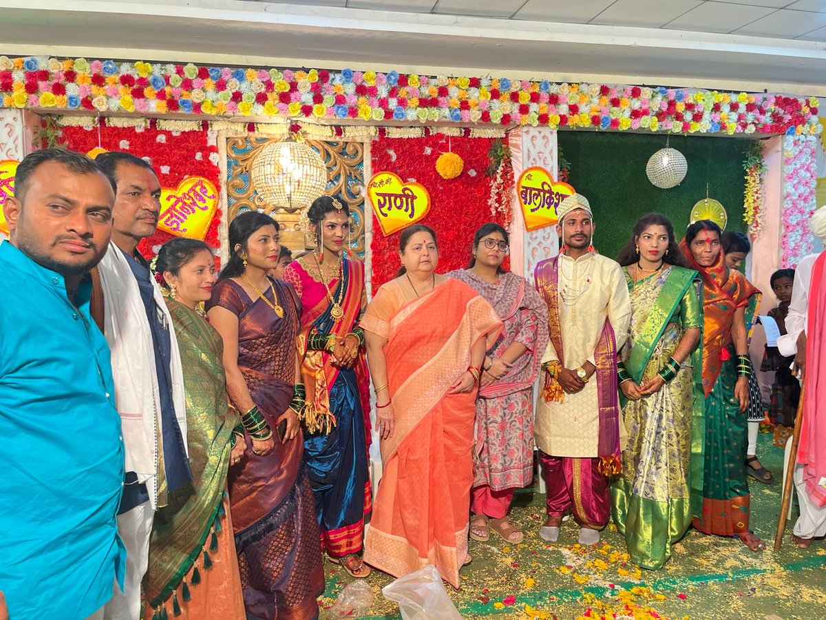 SreejayaAChavan's tweet photo. माजी मुख्यमंत्री खा. अशोकराव चव्हाण साहेब व माजी आमदार सौ. अमिताताई अशोकराव चव्हाण यांचे सहकारी रमाकांत बांद्रे यांच्या दोन्ही कन्या चि.सौ.कां. वर्षा आणि चि.सौ.कां. राणी यांच्या शुभविवाहास उपस्थित राहून नवदांपत्यास शुभेच्छा दिल्या. https://t.co/5m3hS7dIZD