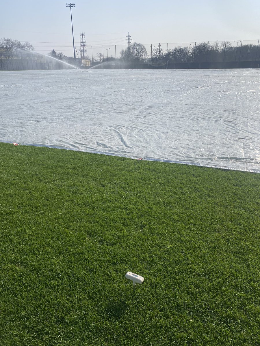 jacek_gm's tweet photo. Bardzo dobre efekty 3 tyg. (01.03 - 18.03) regeneracji boiska po intensywnym użytkowaniu w okresie zimowym. 
🌱 dosiew
🌱 piaskowanie
🌱 aeracja 
🌱maty wegetacyjne
🌱kilkukrotne nawożenie dolistne @PowerTurf @Terralift
🌱regularne podlewanie 
🌱regularne koszenie 
🌱wentylacja https://t.co/kPurWkSo5a