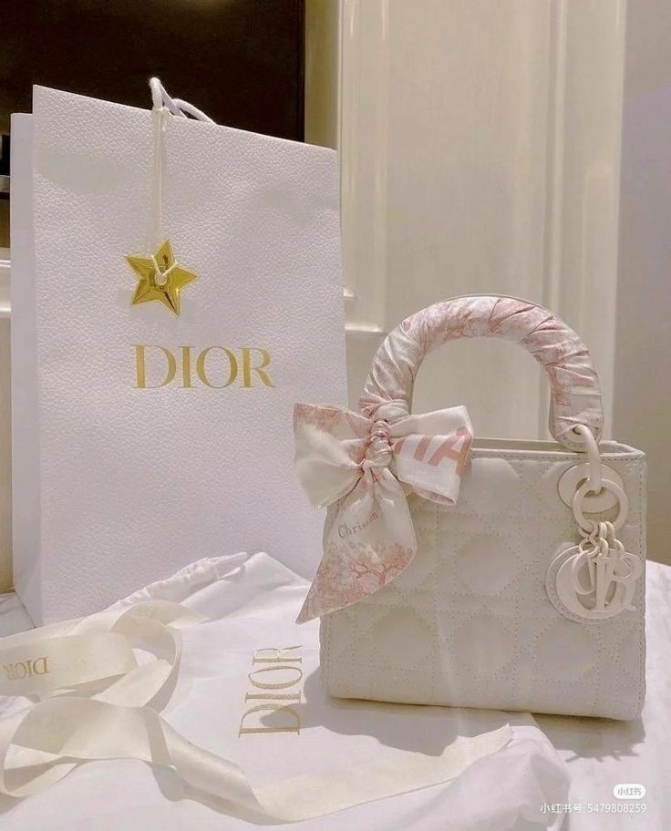 #fashionblogger #DiorAddict 
#fashion #DiorLipGlow #LuxuryLiving #luxurylifestyle 
#glam 💫