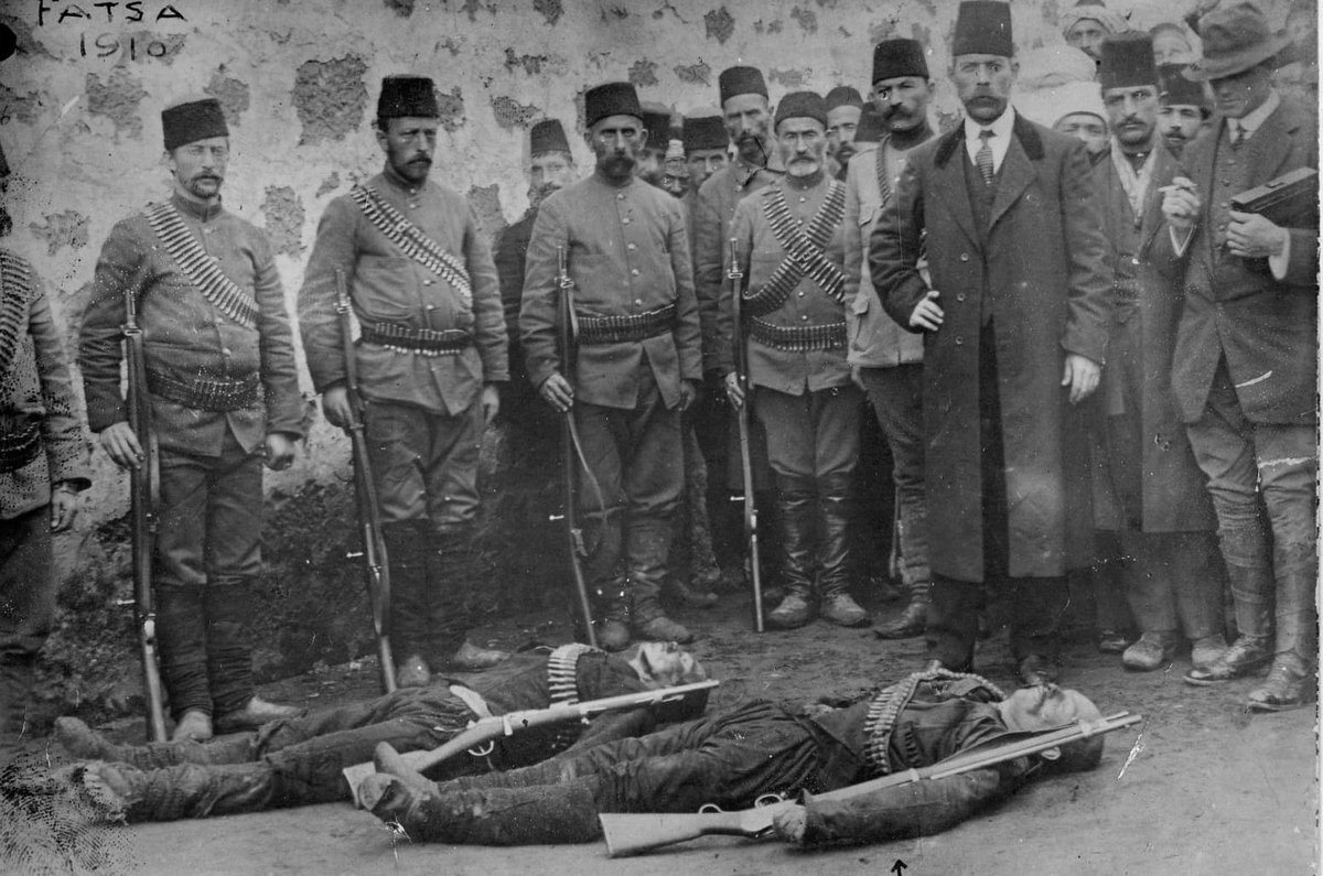 "Ünye Fatsa arası ordu da kuruldu,
Hekimoğlu dediğin O da vuruldu." 

Hekimoğlu İbrahim vurulduktan sonra çektirilen fotoğraf, 1910.
