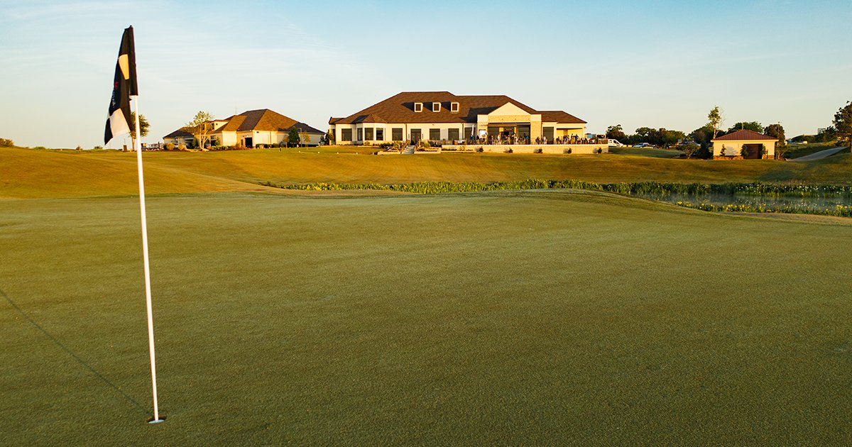 With a 10,000-square-foot clubhouse, 280 acres of manicured greens, and delicious bites at Edgewater Grill, we provide the best golf experience you could ask for.