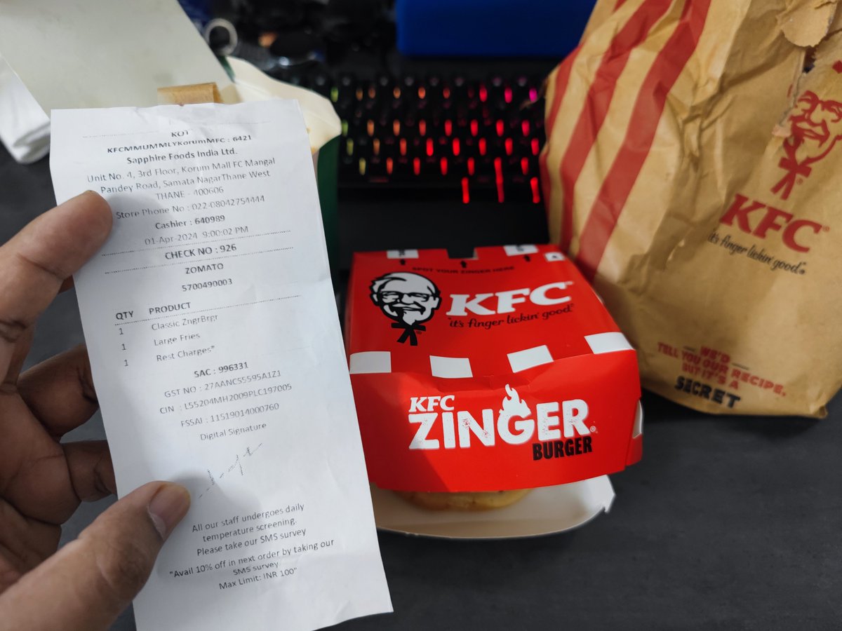Raaaaaaaaaaaag's tweet photo. @KFC_India where is the rest of the zinger's chicken patty? honestly this is a scam 😡 there's literally only half the size of the zinger patty inside.

cc: @zomato order id 5700490003 https://t.co/awi1p7luQ7