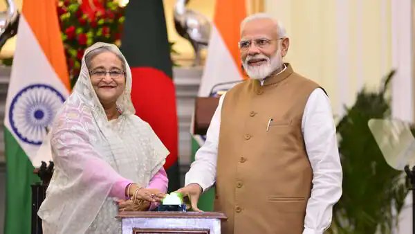MumbaichaDon's tweet photo. “Boycott Bharatiya Products" Campaign launched in Bangladesh by China Controlled Opposition Parties!

PM Sheikh Hasina asks
Opposition leaders how many Bharatiya products you have? how many Bharat-made sarees your wives have? Will you burn your wife's Bharat-made sarees.

Let's see बीवी से पंगा कितने लोग लेते हैं😂