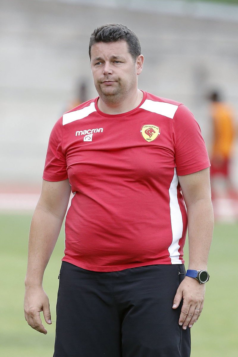 OliLoupAnakin's tweet image. 📖 La carrière de Pierre #Sage décortiqué par @RMCsport ⬇️

🔹Gardien de but au CS Belley jusqu’en 2003.

🔹Educateur dans l’Ain à #Oyonnax jusqu’en 2007.

🔹Educateur à Bourg Péronnas pendant 5 ans, plusieurs fonctions jusqu’à adjoint du club.

🔹Il sauve le #SOC (Chambéry…