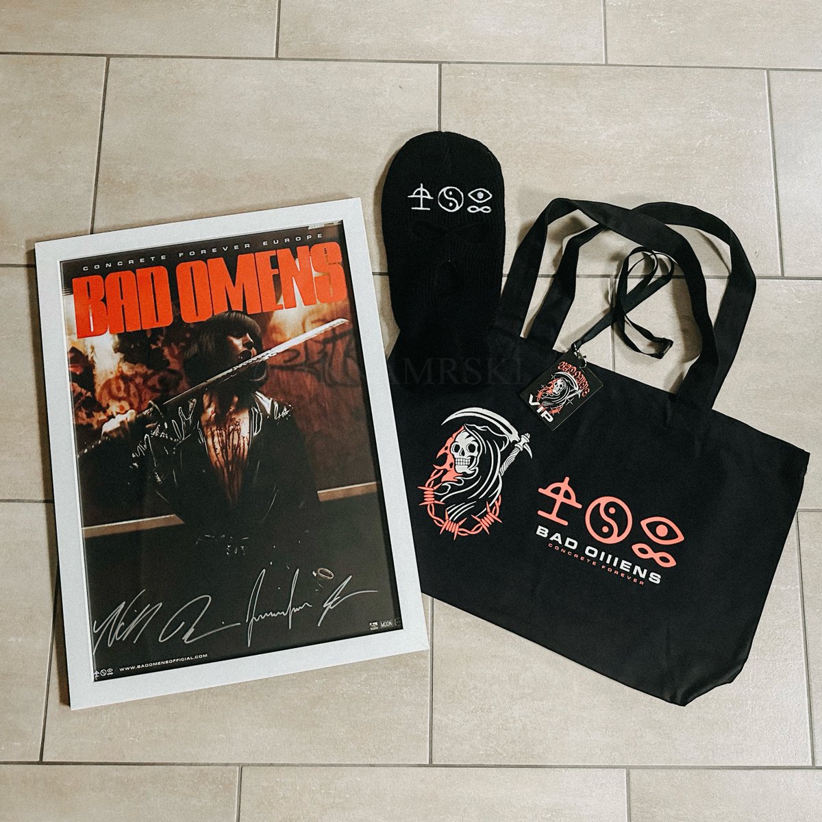 drwnnginadream's tweet photo. ✨GIVEAWAY✨

As the title says I am giving away one VIP package from Concrete Forever Europe. You guys are the absolute best. Your support, kindness and love means the world to me. 🖤

Package includes: 
signed poster (without the frame lol), tote, ski mask & the vip lanyard. 

Rules:
- like & retweet 
- comment where you’re from 
- comment how you found bad omens (it doesn’t affect the outcome i am just curious)

OPEN INTERNATIONALLY 🌍

Ends April 21st.

GOOD LUCK ♾️