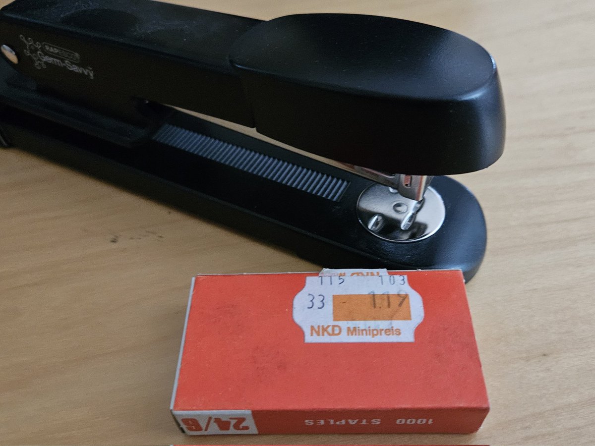 1980Miyagi's tweet image. Fun fact. Alle Collectors Editions werden ja von mir mit der Hand getackert. Die Klammern sind immernoch Bestände aus meiner Kindheit. Hier eine Packung zu 1,19 DM von NKD. #Tacker #Kindheit #80s #Retrotackern