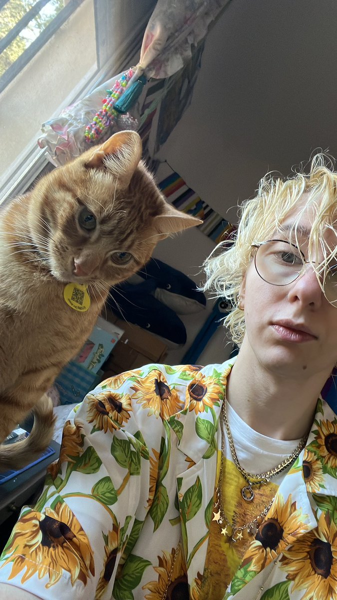 AerialClouds's tweet photo. Hola! Bienvenide a mi pinned! Si estás viendo esto es porque eres un cotilla and we love you. Yo no soy nadie honestamente solo hago cosas y conozco gente guay. Soy LGBTQ+ ,catalán, soy no-binarie, disfruto de apoyar a mis amigues y de ser el buen positive vibe. https://t.co/LNVW6EET20
